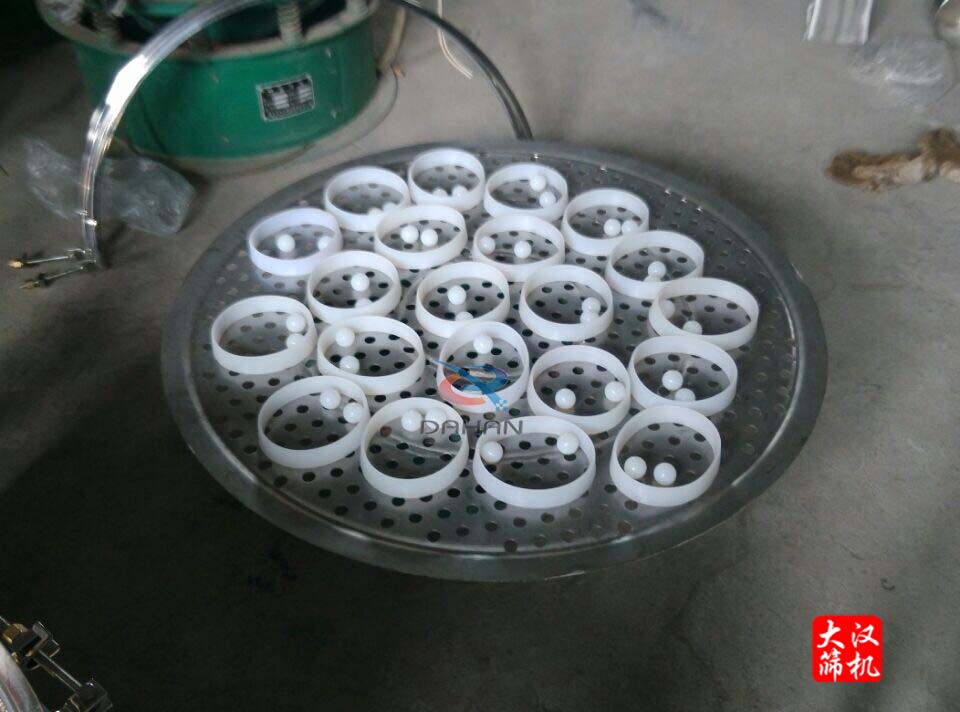 圆绿巨人成人网站冲孔板上放弹跳球 圆绿巨人成人网站冲孔板上放弹跳球